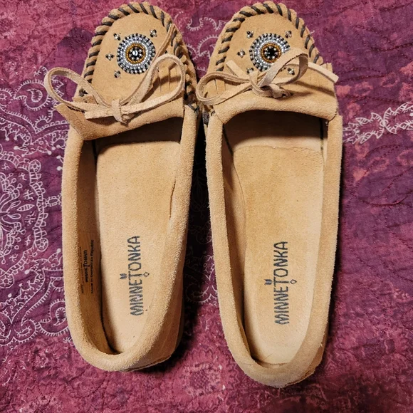 Minnetonka Moccasins, woman's size 7, tan suede, hand beaded. - Picture 3 of 8